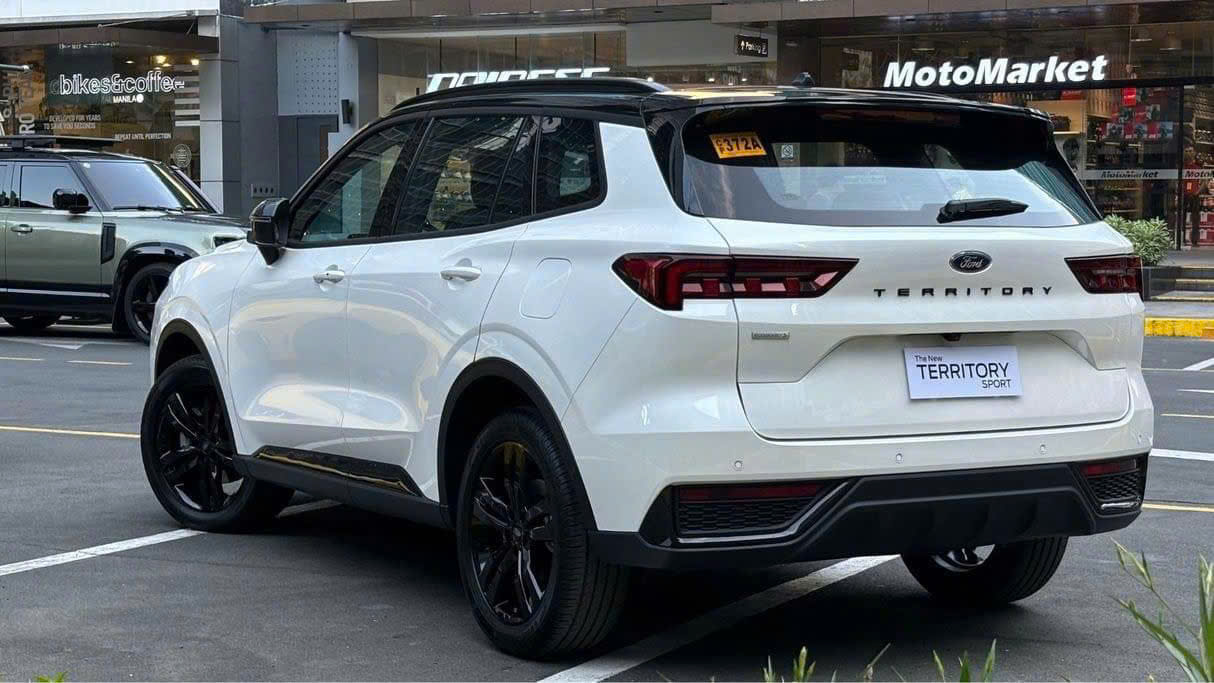 Mâm xe là 18inch tương tự bản Trend và Titanium. Trong khi đó, Titanium X sử dụng mâm 19inch.
